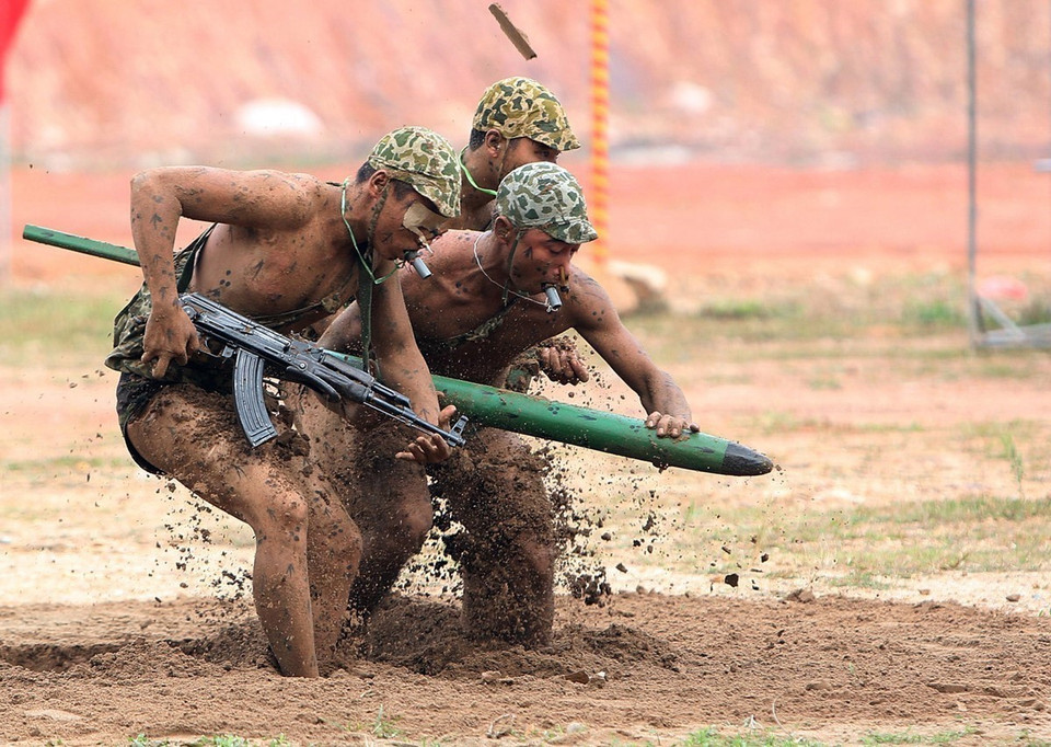 Bộ đội Đặc công trình diễn kỹ thuật ngụy trang. (Ảnh: Dương Giang/TTXVN)