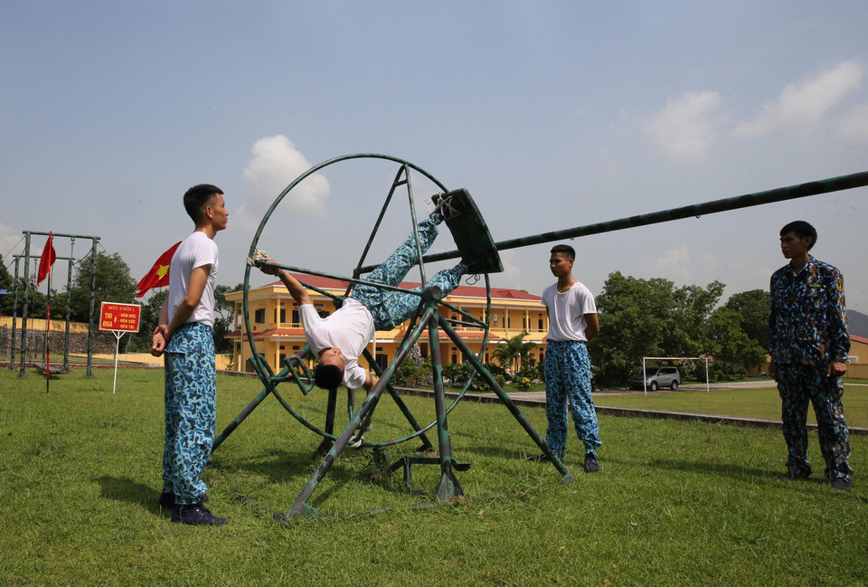 Chiến sỹ Lữ đoàn Đặc công Hải quân 126 thi đua rèn sức, luyện tài trên thao trường. (Ảnh: Dương Giang/TTXVN)