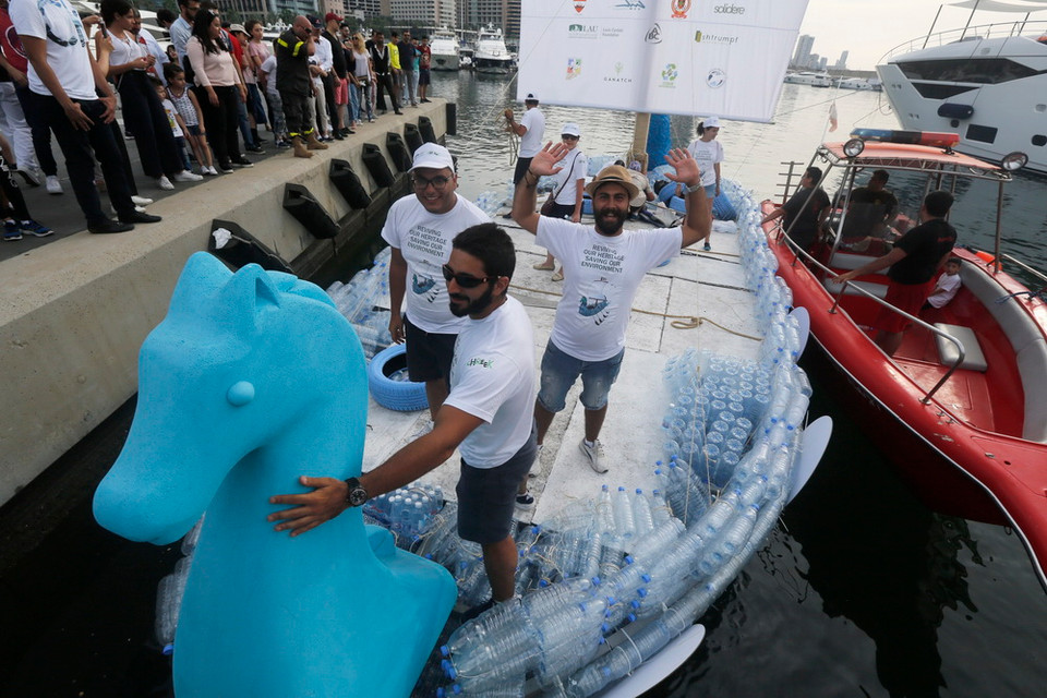 Con thuyền mang thông điệp về bảo vệ môi trường. (Nguồn: THX/TTXVN