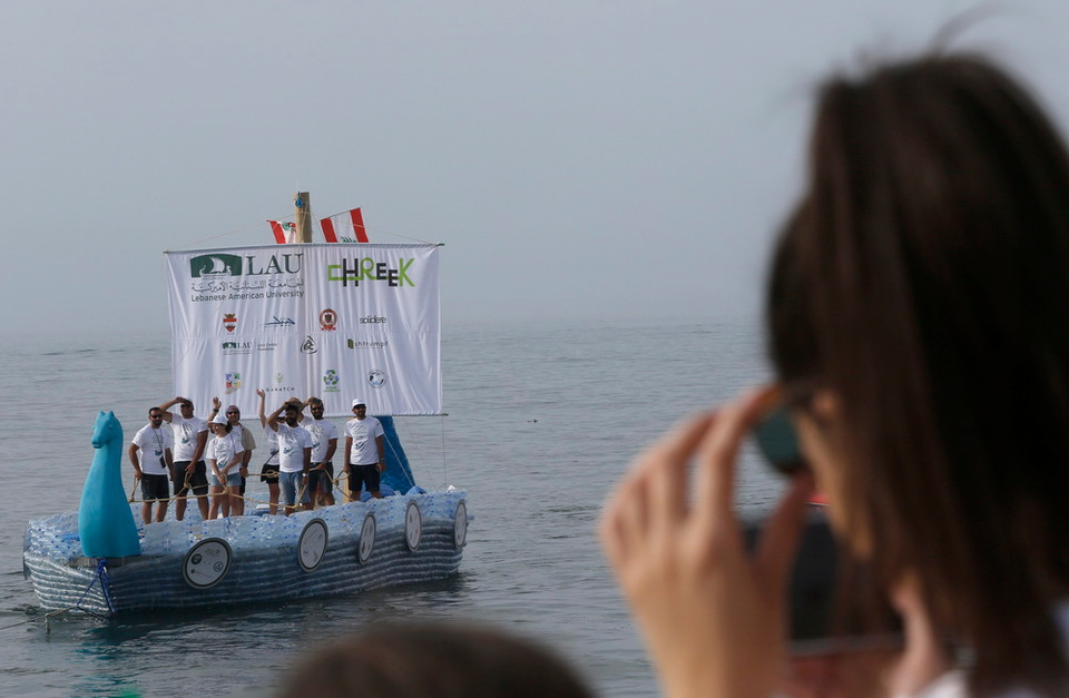  Con thuyền chai nhựa cập cảng ở Beirut, Liban ngày 20/5. (Nguồn: THX/TTXVN)