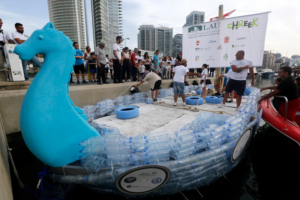  Con thuyền độc đáo được kết từ hàng chục nghìn chai nhựa. (Nguồn: THX/TTXVN)