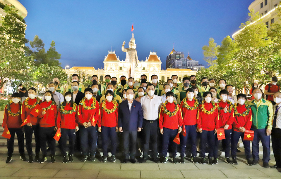 Tuyển bóng đá nữ Việt Nam cùng lãnh đạo Thành phố Hồ Chí Minh làm lễ trước Tượng đài Bác Hồ. (Ảnh: Hồng Giang/TTXVN)