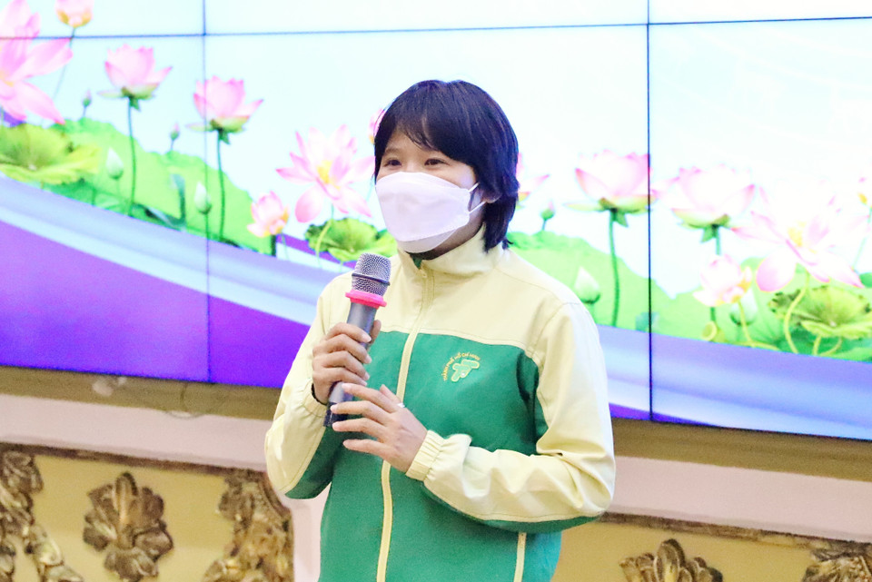 Huấn luyện viên trưởng Câu lạc bộ bóng đá nữ Thành phố Hồ Chí Minh Đoàn Thị Kim Chi phát biểu tại buổi gặp mặt. (Ảnh: Hồng Giang/TTXVN)