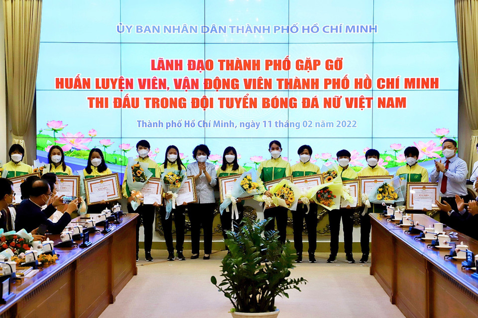 Trao phần thưởng cho các cầu thủ tham gia đội tuyển bóng đá nữ Việt Nam. (Ảnh: Hồng Giang/TTXVN)