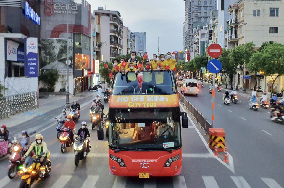 Đoàn diễu hành đưa các thành viên đội bóng đá nữ Việt Nam qua nhiều tuyến đường trên địa bàn thành phố. (Ảnh: Hồng Giang/TTXVN)