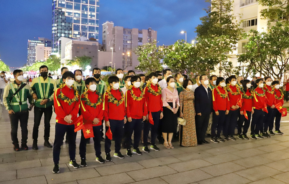 Tuyển bóng đá nữ Việt Nam cùng lãnh đạo Thành phố Hồ Chí Minh làm lễ trước Tượng đài Bác Hồ. (Ảnh: Hồng Giang/TTXVN)