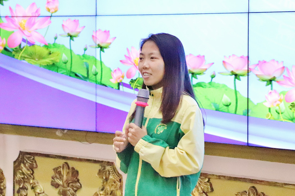 Đội trưởng đội tuyển bóng đá nữ Việt Nam Huỳnh Như phát biểu tại buổi gặp mặt. (Ảnh: Hồng Giang/TTXVN)