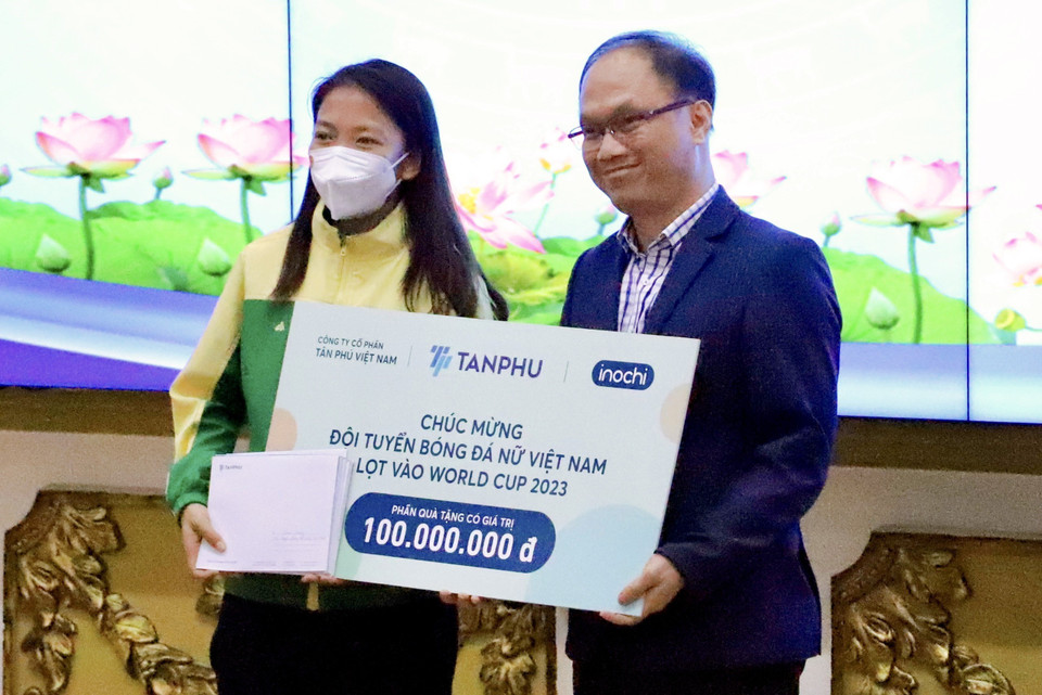 Đại diện các cầu thủ bóng đá nữ Việt Nam nhận bảng tài trợ từ doanh nghiệp. (Ảnh: Hồng Giang/TTXVN)