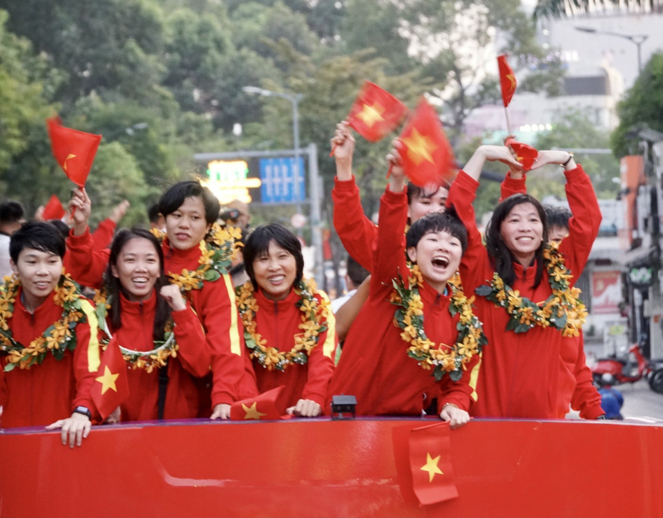Các thành viên đội tuyển bóng đá nữ Việt Nam hào hứng trong lễ diễu hành. (Ảnh: Hồng Giang/TTXVN)