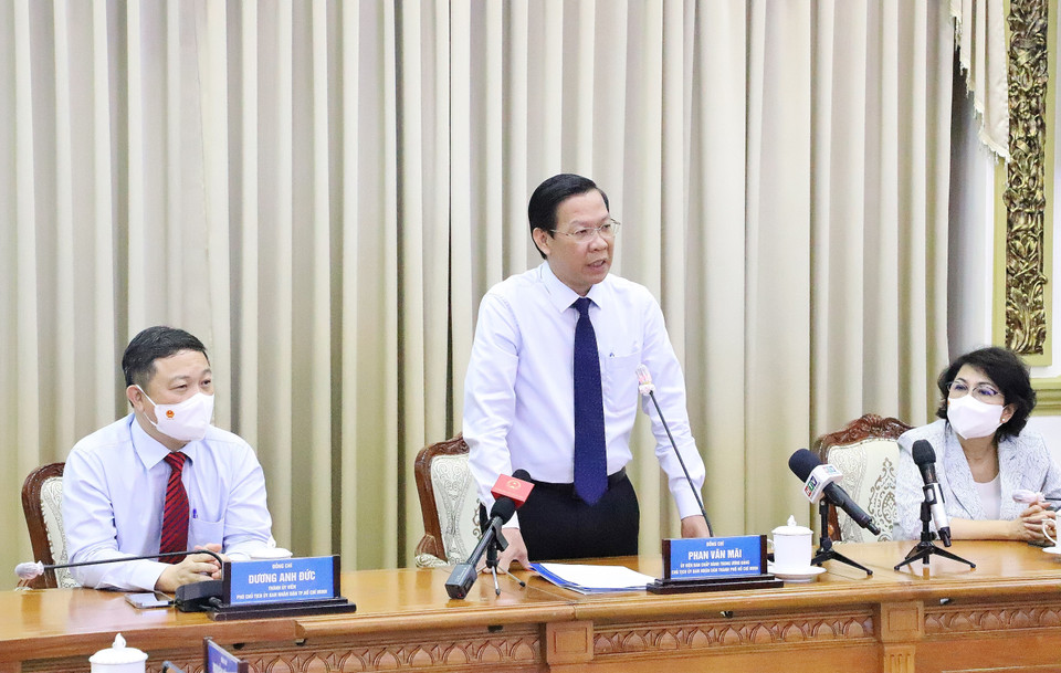 Phó Bí thư thường trực, Chủ tịch UBND Thành phố Hồ Chí Minh Phan Văn Mãi phát biểu tại buổi gặp mặt. (Ảnh: Hồng Giang/TTXVN)