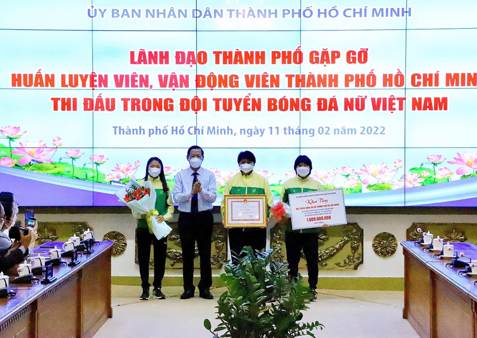  Trao Bằng khen cùng tiền thưởng của UBND Thành phố Hồ Chí Minh cho tập thể câu lạc bộ bóng đá nữ thành phố. (Ảnh: Hồng Giang/TTXVN)
