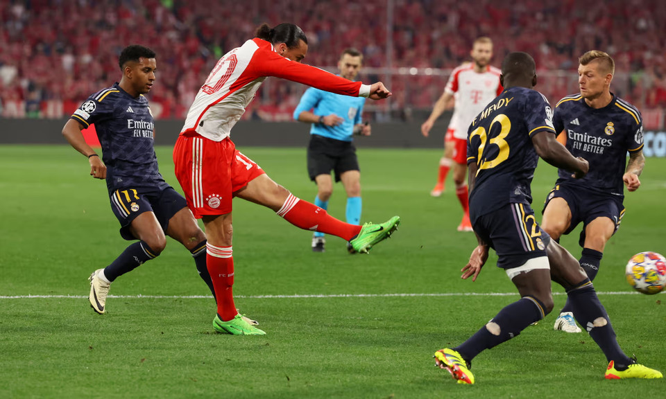 Phút 53, Leroy Sane đi bóng mạnh mẽ rồi dứt điểm quyết đoán ghi bàn gỡ hòa 1-1 cho Bayern. (Nguồn: Getty Images)