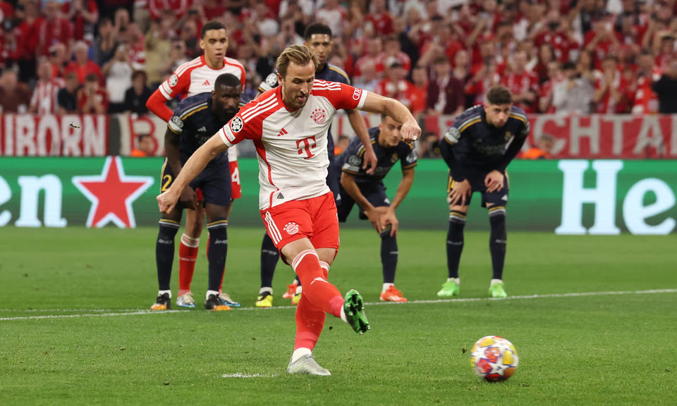 Ba phút sau, Bayern được hưởng penalty và Harry Kane không bỏ lỡ cơ hội giúp Bayern dẫn ngược 2-1. (Nguồn: Getty Images)
