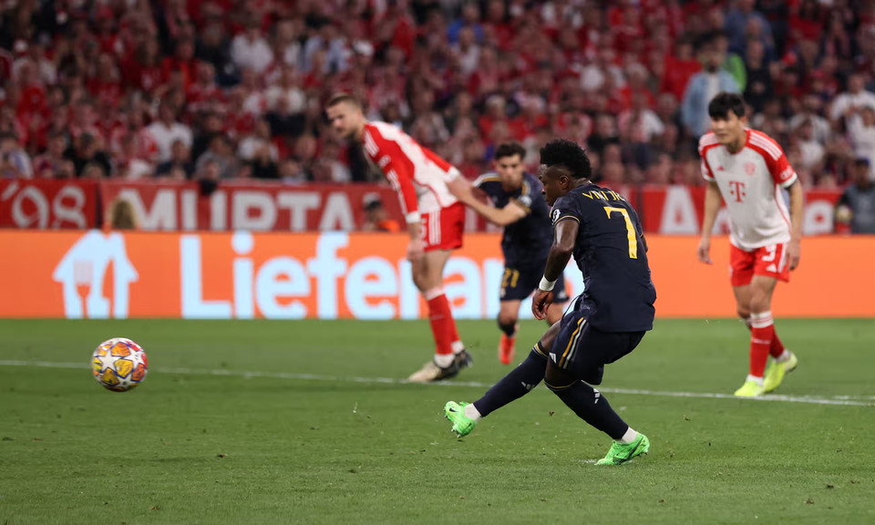 Từ chấm phạt đền, Vinicius tiếp tục đánh bại thủ thành Neuer để gỡ hòa 2-2. (Nguồn: Getty Images)