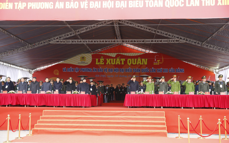 Ông Trần Quốc Vượng, Ủy viên Bộ Chính trị, Thường trực Ban Bí thư và các đại biểu dự Lễ xuất quân. (Ảnh: Doãn Tấn/TTXVN)