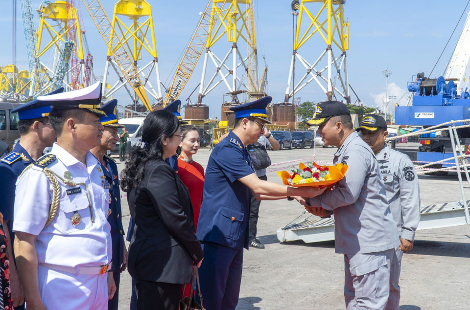 Đại tá Nguyễn Minh Khánh, Phó Tư lệnh-Tham mưu trưởng Vùng Cảnh sát biển 3 tặng hoa chào đón tàu KN. Pulau Dana. (Ảnh: TTXVN phát)