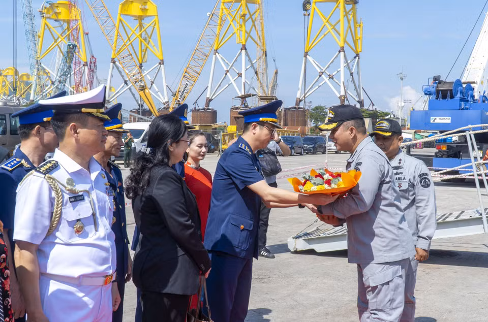 Đại tá Nguyễn Minh Khánh, Phó Tư lệnh-Tham mưu trưởng Vùng Cảnh sát biển 3 tặng hoa chào đón tàu KN. Pulau Dana. (Ảnh: TTXVN phát)