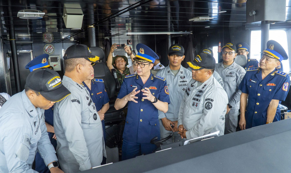 Lực lượng cảnh sát biển Việt Nam và đại diện các lực lượng trao đổi cùng lực lượng Cảnh sát biển Indonesia trên tàu. (Ảnh: TTXVN phát)