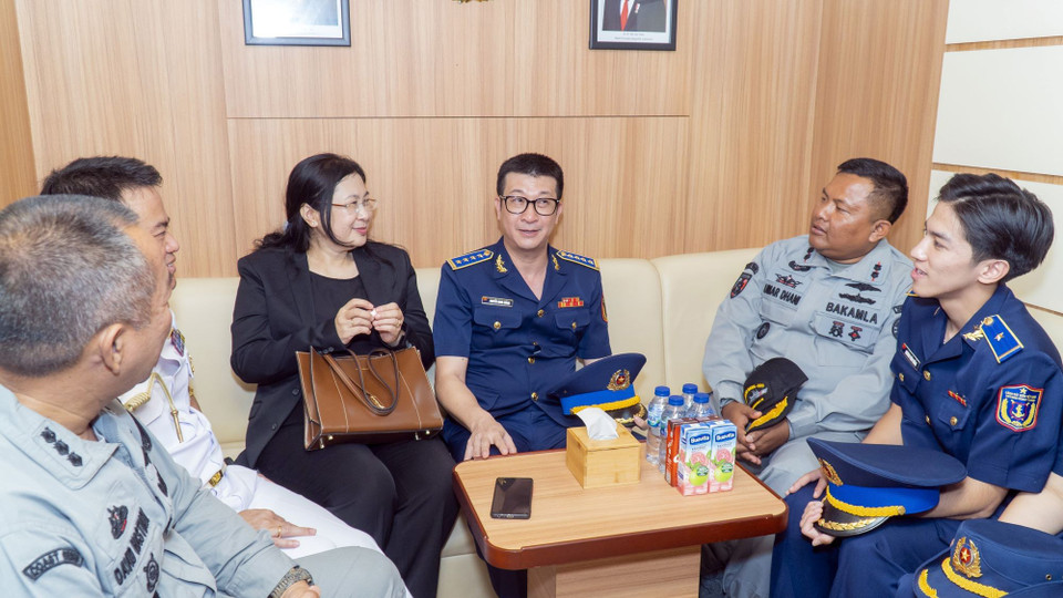 Đại diện 2 bên cùng nhau trao đổi trên tàu. (Ảnh: TTXVN phát)