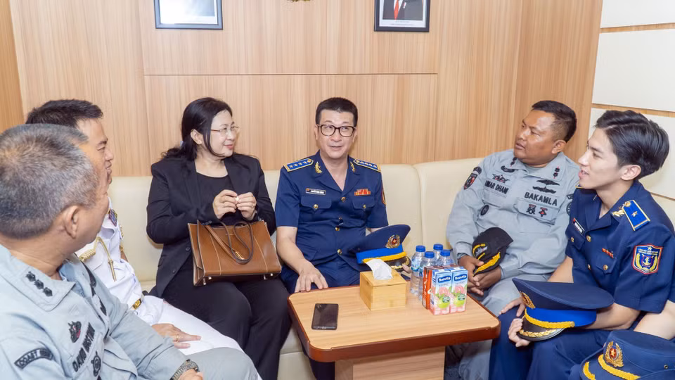 Đại diện 2 bên cùng nhau trao đổi trên tàu. (Ảnh: TTXVN phát)