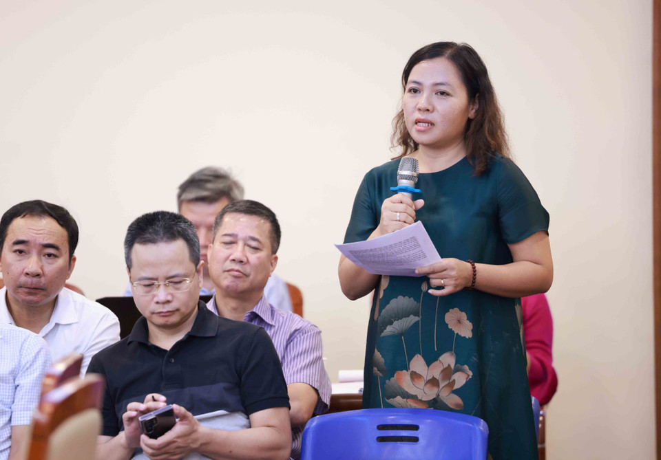 Phó Bí thư Chi bộ Báo Ảnh Việt Nam Hà Thị Tường Thu trình bày tham luận. (Ảnh: An Đăng/TTXVN)