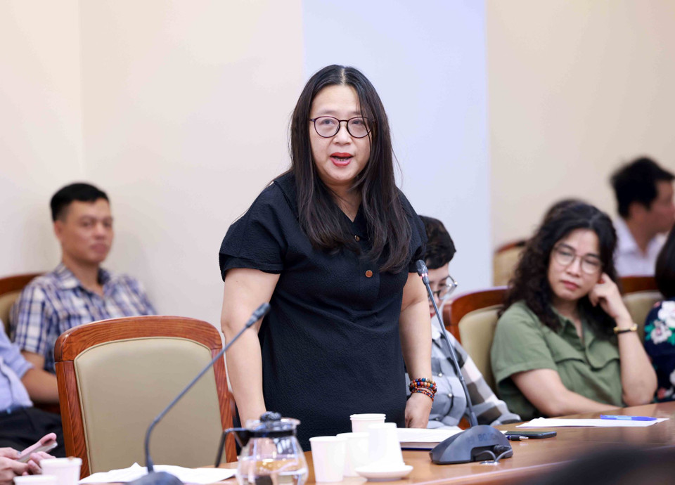 Bí thư Đảng ủy Ban biên tập Tin thế giới Lại Thanh Mai trình bày tham luận. (Ảnh: An Đăng/TTXVN)