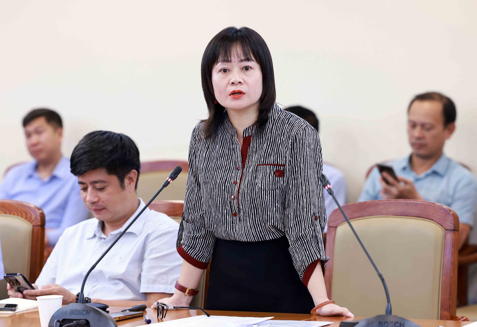 Bí thư Chi bộ Báo Le Courrier du Vietnam Nguyễn Hồng Nga trình bày tham luận. (Ảnh: An Đăng/TTXVN)