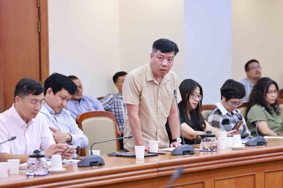 Bí thư Chi bộ Cụm CQTT Đông Đông Bắc Đinh Mạnh Tú trình bày tham luận. (Ảnh: An Đăng/TTXVN)