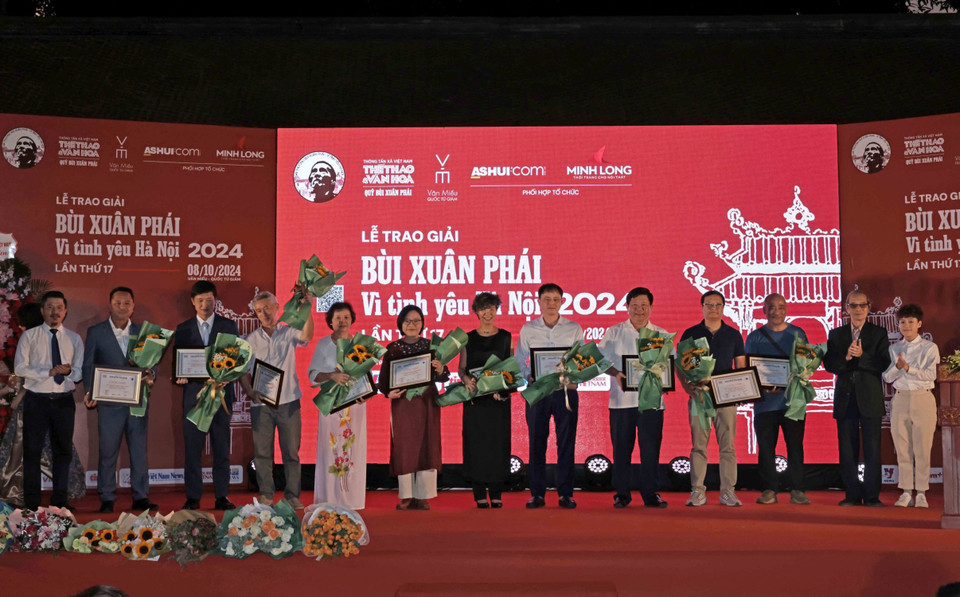 Các tác giả nhận Chứng nhận tác phẩm đề cử Giải thưởng Bùi Xuân Phái. (Ảnh: Trần Việt/TTXVN)