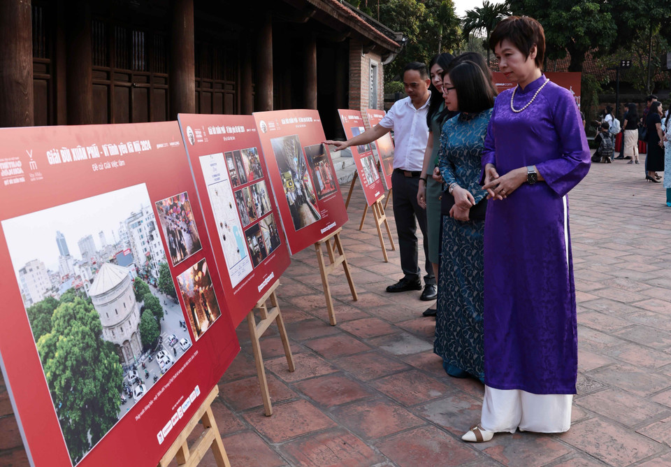 Tổng Giám đốc TTXVN Vũ Việt Trang và đại biểu xem các đề cử Giải thưởng. (Ảnh: Trần Việt/TTXVN)