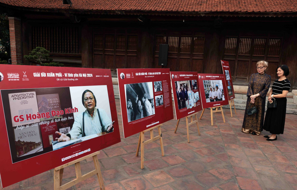 Đại biểu xem các đề cử giải thưởng. (Ảnh: Trần Việt/TTXVN)