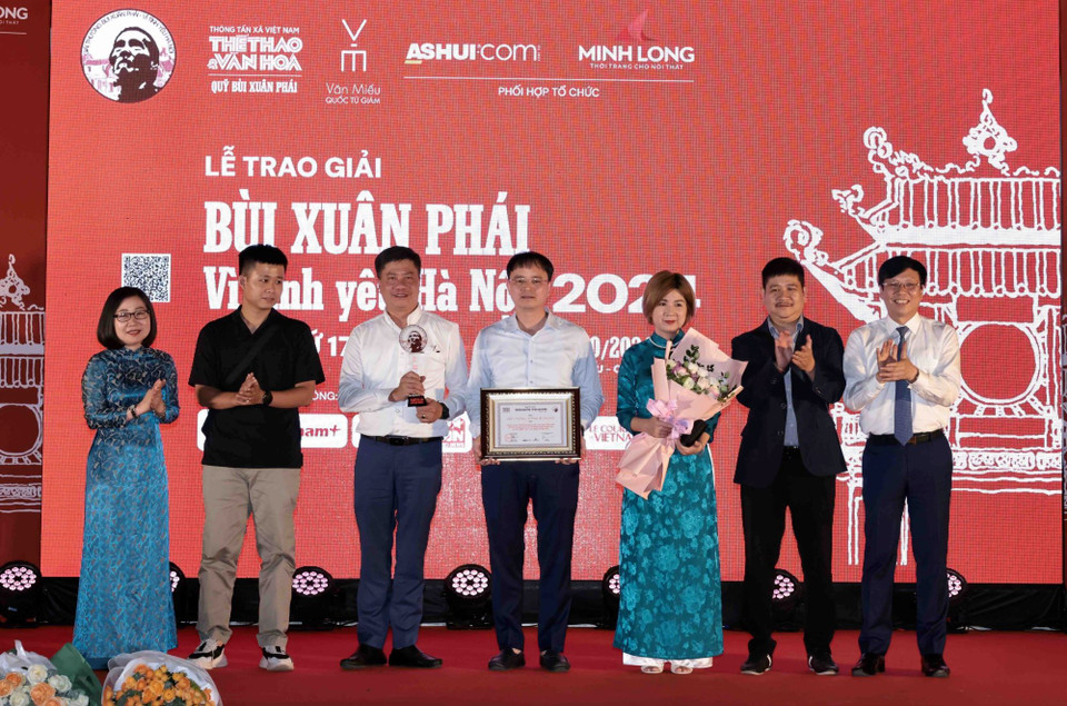 Các tác giả nhận giải Ý tưởng - Vì tình yêu Hà Nội. (Ảnh: Trần Việt/TTXVN)