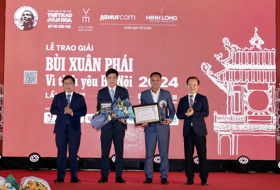 Các tác giả nhận Giải Việc làm - Vì tình yêu Hà Nội. (Ảnh: Trần Việt/TTXVN)