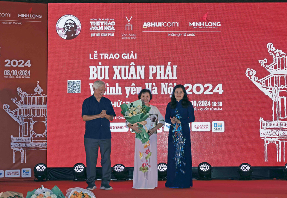 Tác giả Đào Thị Diến nhận giải Bùi Xuân Phái - Vì tình yêu Hà Nội. (Ảnh: Trần Việt/TTXVN)