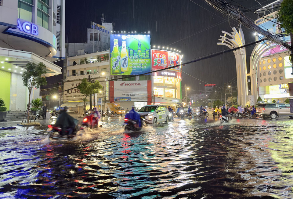 Một phần khu vực vòng xoay Đèn 4 Ngọn, thành phố Long Xuyên, An Giang ngập sâu trong nước. (Ảnh: Thanh Sang/TTXVN)