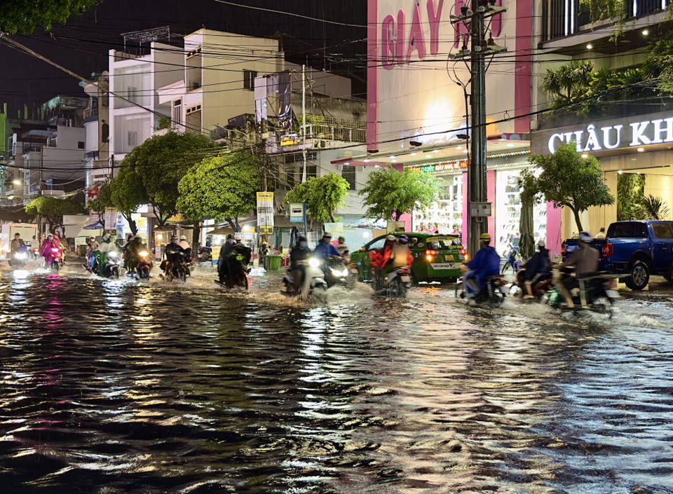 Đường Hà Hoàng Hổ, thành phố Long Xuyên, An Giang ngập sâu trong nước. (Ảnh: Thanh Sang/TTXVN)