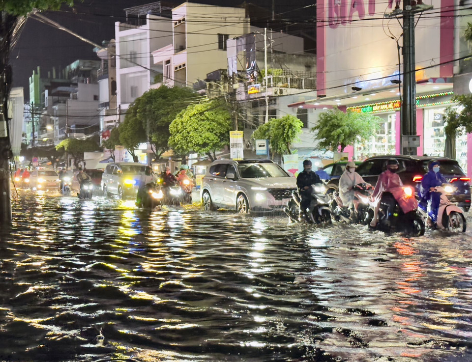 Đường Hà Hoàng Hổ, thành phố Long Xuyên, An Giang ngập sâu trong nước. (Ảnh: Thanh Sang/TTXVN)