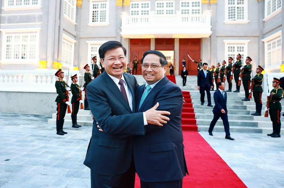 Thủ tướng Phạm Minh Chính hội kiến Tổng Bí thư, Chủ tịch nước Lào Thongloun Sisoulith. (Ảnh: Dương Giang/TTXVN)