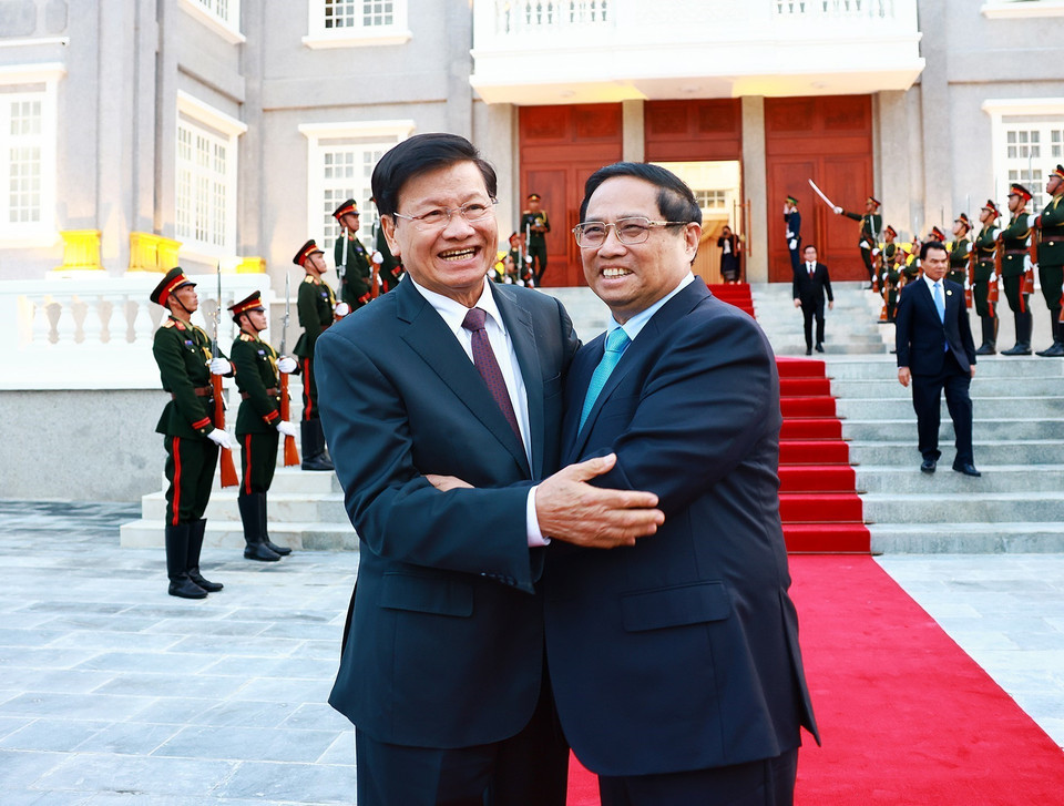 Thủ tướng Phạm Minh Chính hội kiến Tổng Bí thư, Chủ tịch nước Lào Thongloun Sisoulith. (Ảnh: Dương Giang/TTXVN)