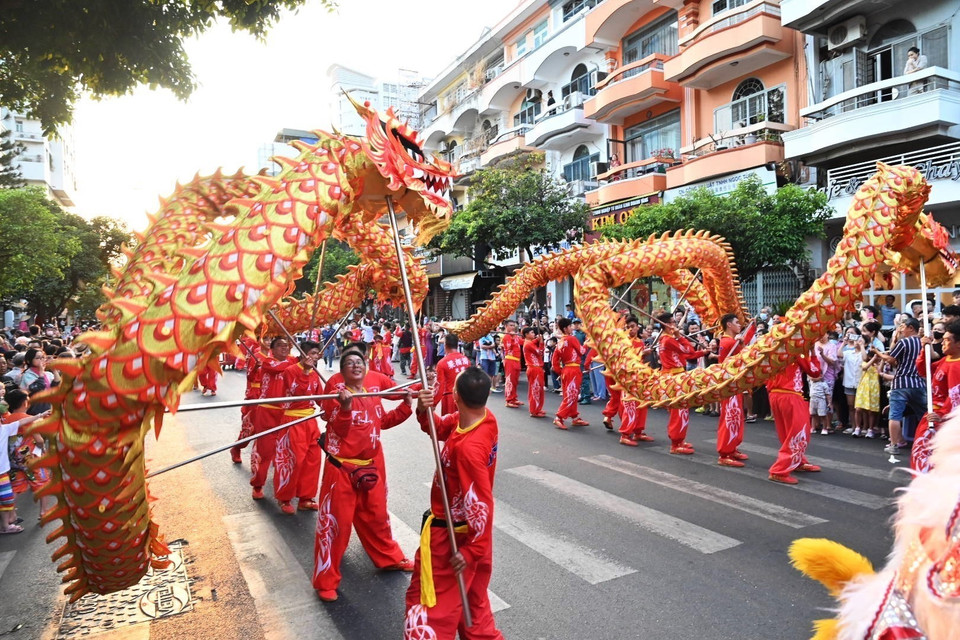 Màn biểu diễn lân sư rồng trên đường Hải Thượng Lãn Ông (Quận 5). (Ảnh: Thu Hương/TTXVN)