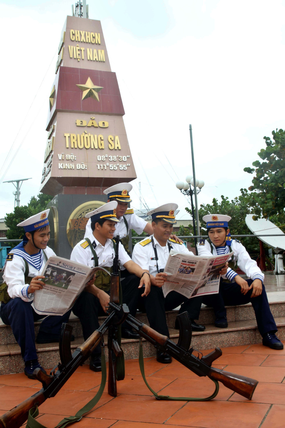  Chiến sỹ đảo Trường Sa đọc ấn phẩm báo chí từ đất liền gửi tặng để trau dồi kiến thức, làm phong phú thêm đời sống văn hóa. (Ảnh: Hoàng Hùng/TTXVN)