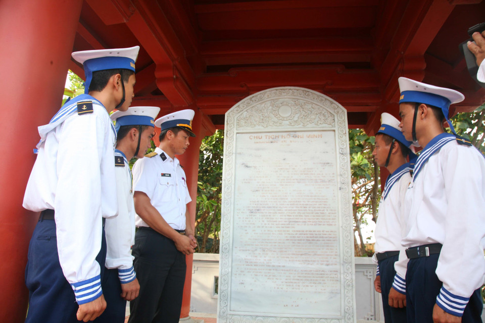 Cán bộ, chiến sỹ đảo Trường Sa tham quan, học tập tại nhà tưởng niệm Chủ tịch Hồ Chí Minh trên đảo. (Ảnh: Hoàng Hải/TTXVN)