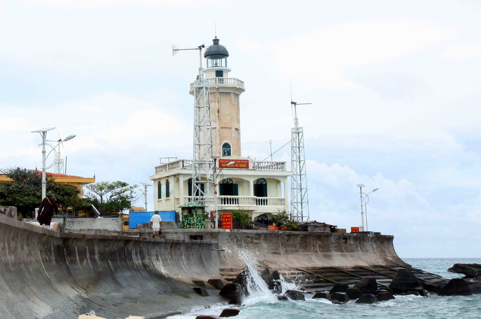  Hệ thống điện gió và hải đăng ở đảo An Bang. (Ảnh: Hồ Cầu/TTXVN)