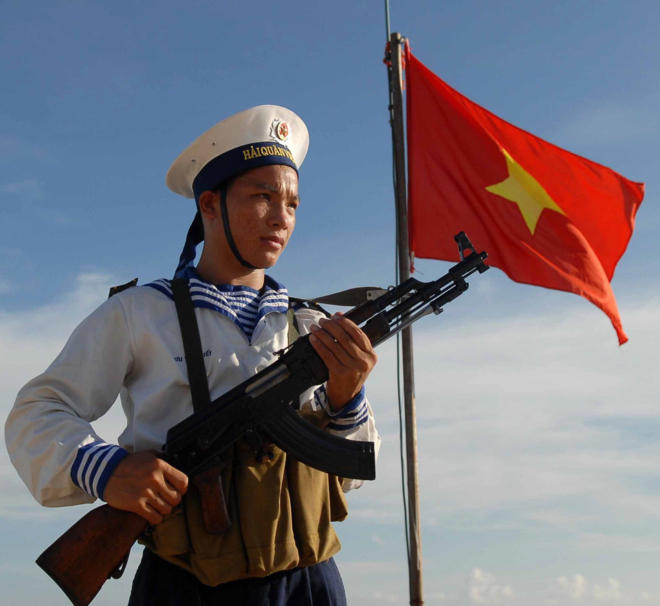  Chiến sỹ đảo Núi Le nâng cao cảnh giác, vững vàng tay súng bảo vệ chủ quyền biển, đảo Tổ quốc. (Ảnh: Doãn Tấn/TTXVN)