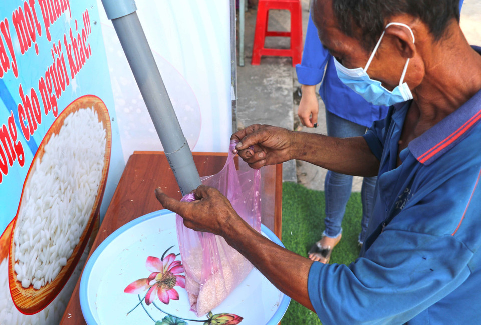 Những hạt gạo nghĩa tình sẽ giúp bà con gặp khó khăn vượt qua giai đoạn gian nan của đại dịch. (Ảnh: Thế Anh/TTXVN)