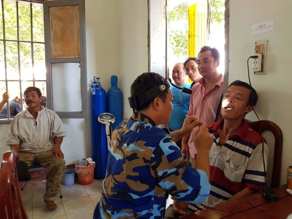  Quân y đảo Sinh Tồn, huyện đảo Trường Sa (tỉnh Khánh Hòa) khám, chữa bệnh cho ngư dân đang neo đậu tàu cá tránh trú bão số 9 (11/2018). (Ảnh: TTXVN)