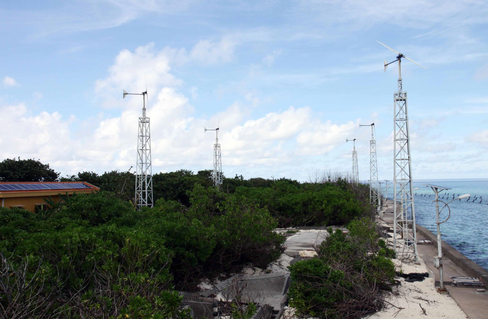 Hệ thống điện gió ở đảo Trường Sa lớn. (Ảnh: Hồ Cầu/TTXVN)