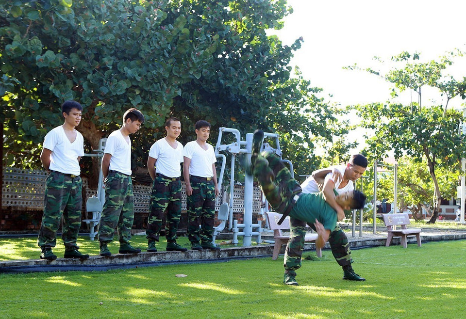 Luyện tập võ thuật, sẵn sàng chiến đấu là một trong những nhiệm vụ được đặt lên hàng đầu của cán bộ, chiến sỹ làm nhiệm vụ tại quần đảo Trường Sa. (Ảnh: Hoàng Hùng/TTXVN)