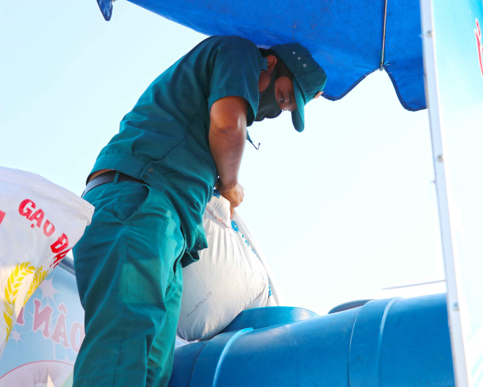 Tiếp gạo vào cây ATM để phục vụ bà con. (Ảnh: Thế Anh/TTXVN)