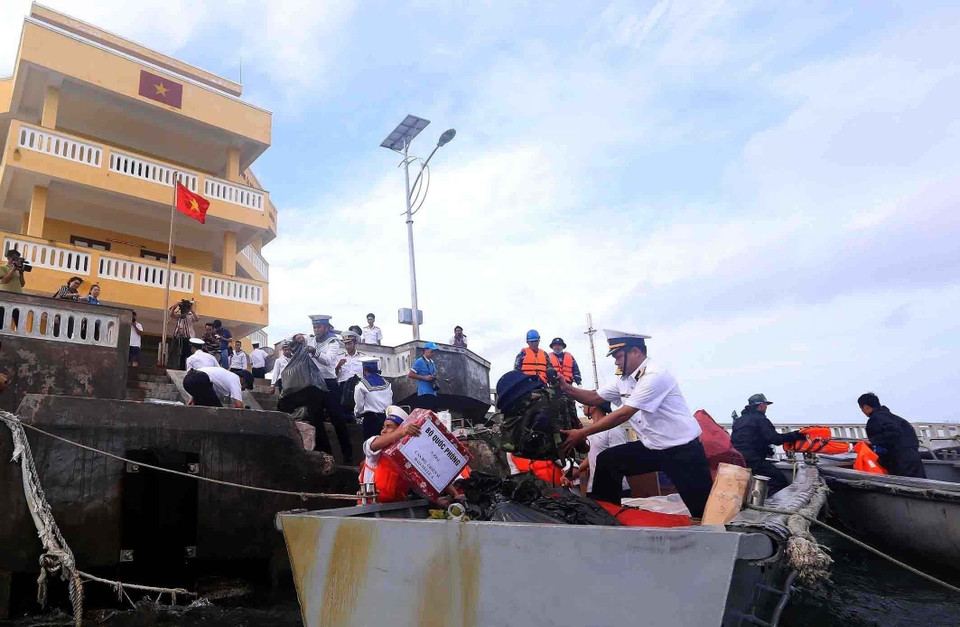 Đoàn công tác của tàu Quân y 561 (Bộ Tư lệnh Vùng 4 Hải quân) thăm, tặng quà Tết Nguyên đán Mậu Tuất 2018 cho cán bộ, chiến sỹ làm nhiệm vụ tại huyện đảo Trường Sa (Khánh Hòa). (Ảnh: Quang Quyết/TTXVN)